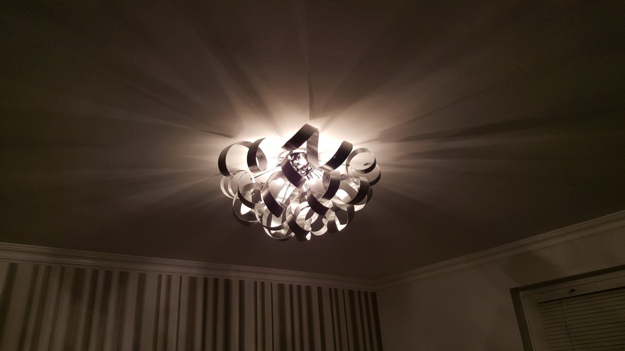 Das Wohnzimmer - Die erste Lampe